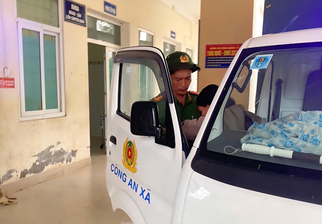 Công an xã dùng xe chuyên dụng đưa 2 sản phụ vượt mưa lũ đi sinh- Ảnh 2.