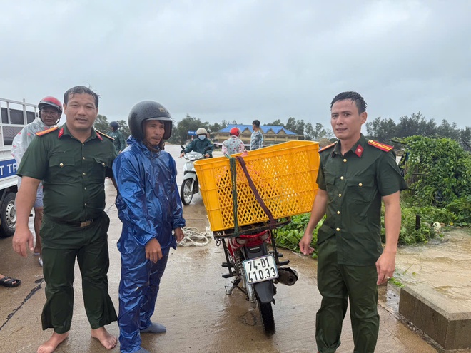Video công an dầm mình trong nước lũ tìm xe máy cùng hàng hoá giúp nam shipper- Ảnh 2.