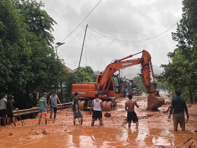 Quốc lộ 7 đi miền Tây Nghệ An tê liệt vì sạt lở, ngập sâu do bão số 10- Ảnh 4.