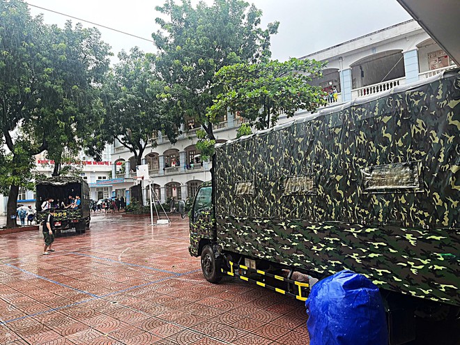 Hà Nội mưa lớn, quân đội dùng xe đưa học sinh qua điểm ngập sâu nguy hiểm- Ảnh 2.
