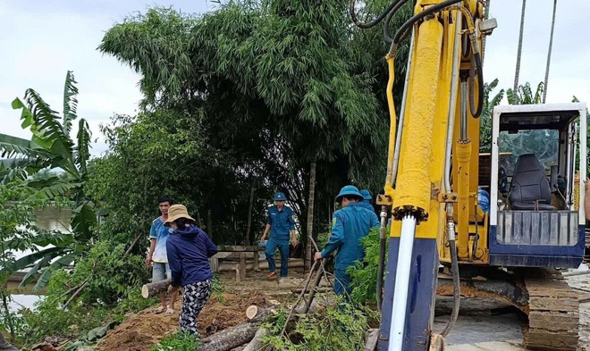 Sạt lở bờ sông ở Huế diễn biến phức tạp sau bão số 10- Ảnh 2.