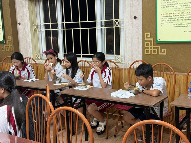 Ngập lụt khắp Hà Nội, hàng loạt trường linh hoạt bố trí bữa ăn, chỗ ngủ cho học sinh- Ảnh 6.