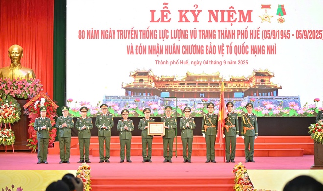 Trong thiên tai, dịch bệnh, lực lượng vũ trang TP Huế luôn sát cánh cùng nhân dân- Ảnh 3. Trong thiên tai, dịch bệnh, lực lượng vũ trang TP Huế luôn sát cánh cùng nhân dân- Ảnh 3.