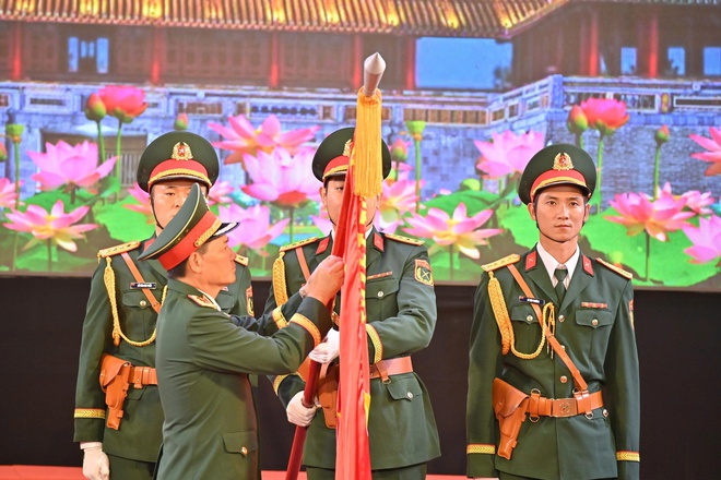 Trong thiên tai, dịch bệnh, lực lượng vũ trang TP Huế luôn sát cánh cùng nhân dân- Ảnh 2. Trong thiên tai, dịch bệnh, lực lượng vũ trang TP Huế luôn sát cánh cùng nhân dân- Ảnh 2.