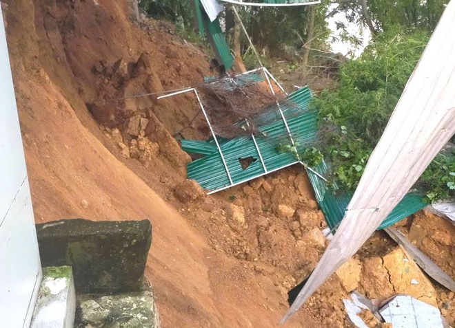 Sạt lở khiến nhà dân và trạm sạc điện bị cuốn xuống sông Lam- Ảnh 5. Sạt lở khiến nhà dân và trạm sạc điện bị cuốn xuống sông Lam- Ảnh 5.