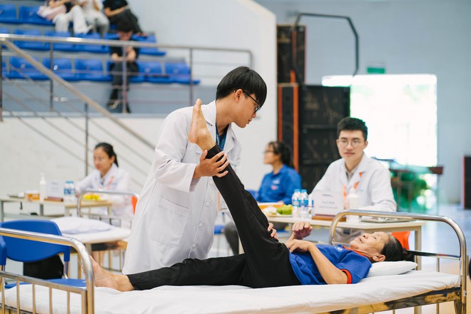 Biến giảng đường thành 'bệnh viện thu nhỏ' rèn kỹ năng, y đức cho sinh viên y khoa- Ảnh 2.