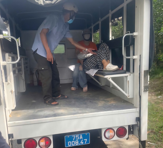 Công an xã dùng xe chuyên dụng đưa người phụ nữ ngất xỉu giữa đường đi cấp cứu- Ảnh 1.
