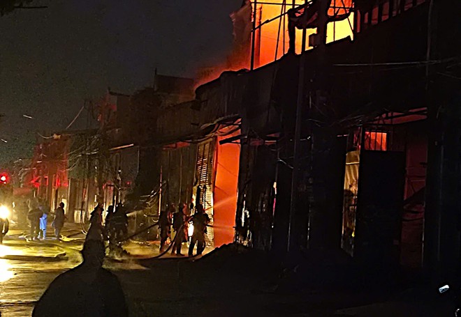 Cháy xưởng tranh ven sông ở Hà Nội, người bên trong kịp thời thoát nạn- Ảnh 2.