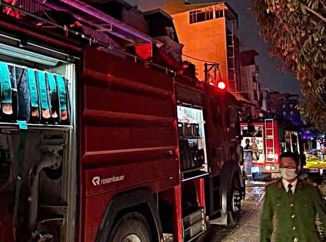 Cháy xưởng tranh ven sông ở Hà Nội, người bên trong kịp thời thoát nạn- Ảnh 3.