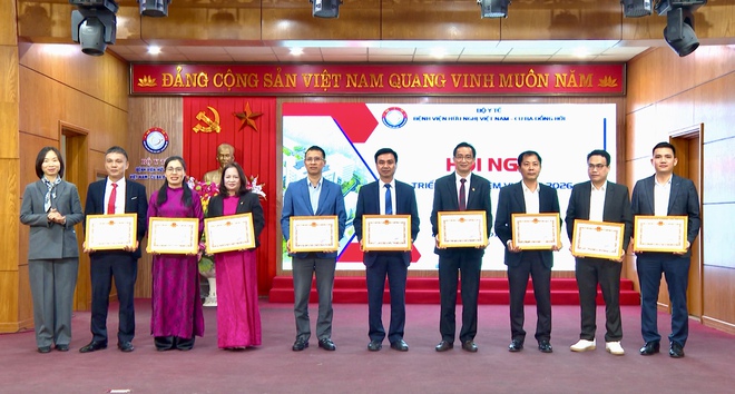 Nhiều tập thể, cá nhân của Bệnh viện Hữu nghị Việt Nam - Cuba Đồng Hới nhận Bằng khen của Bộ Y tế- Ảnh 6.