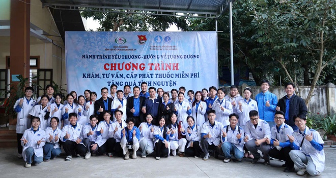 Đoàn Thanh niên Bệnh viện HNĐK Nghệ An khám bệnh, tặng quà cho hơn 350 người dân vùng lũ 
- Ảnh 1.