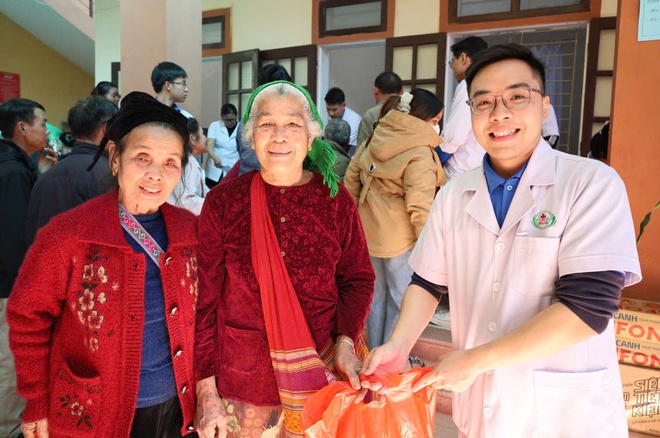 Đoàn Thanh niên Bệnh viện HNĐK Nghệ An khám bệnh, tặng quà cho hơn 350 người dân vùng lũ 
- Ảnh 6.