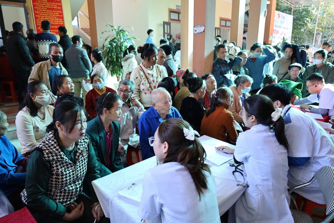 Đoàn Thanh niên Bệnh viện HNĐK Nghệ An khám bệnh, tặng quà cho hơn 350 người dân vùng lũ 
- Ảnh 3.