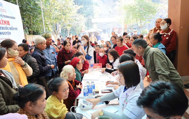 Đoàn Thanh niên Bệnh viện HNĐK Nghệ An khám bệnh, tặng quà cho hơn 350 người dân vùng lũ 
- Ảnh 2.