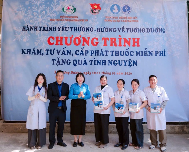Đoàn Thanh niên Bệnh viện HNĐK Nghệ An khám bệnh, tặng quà cho hơn 350 người dân vùng lũ 
- Ảnh 8.