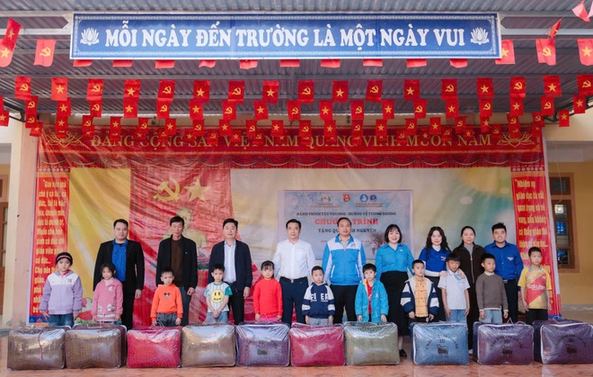 Đoàn Thanh niên Bệnh viện HNĐK Nghệ An khám bệnh, tặng quà cho hơn 350 người dân vùng lũ 
- Ảnh 9.