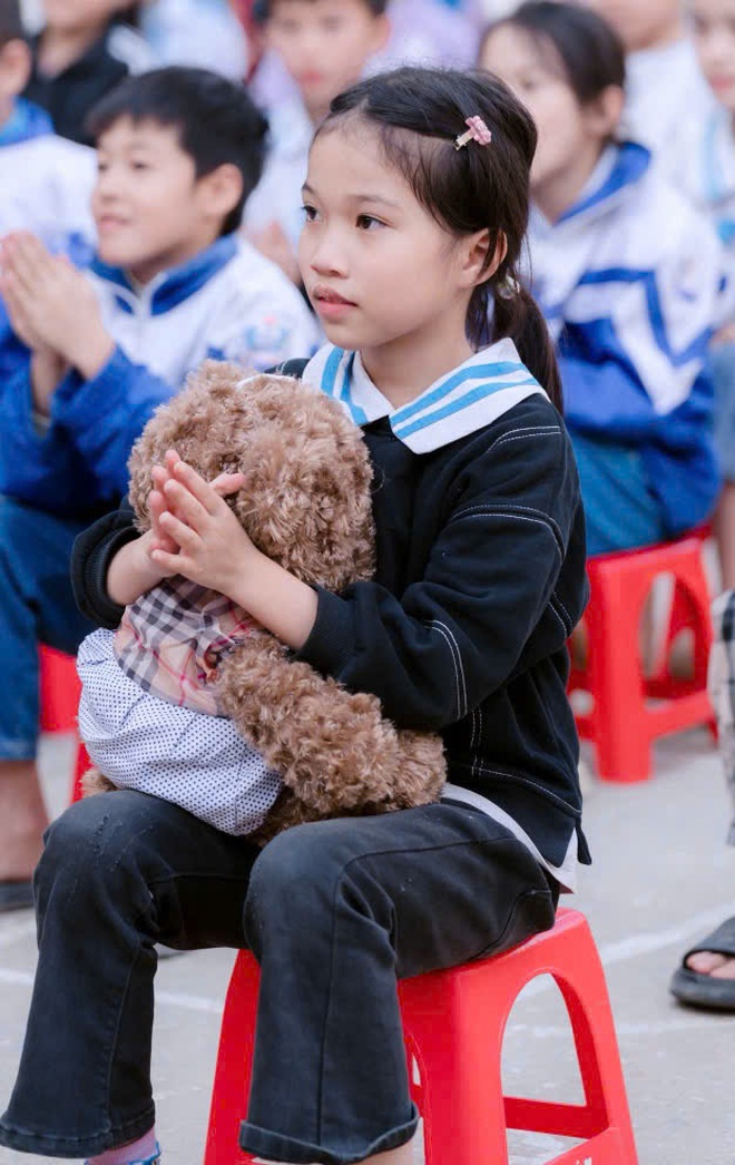 Đoàn Thanh niên Bệnh viện HNĐK Nghệ An khám bệnh, tặng quà cho hơn 350 người dân vùng lũ 
- Ảnh 11.