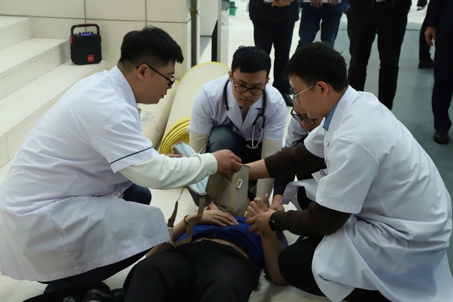 Diễn tập đảm bảo công tác y tế phục vụ Đại hội Đại biểu toàn quốc lần thứ XIV của Đảng
- Ảnh 9.