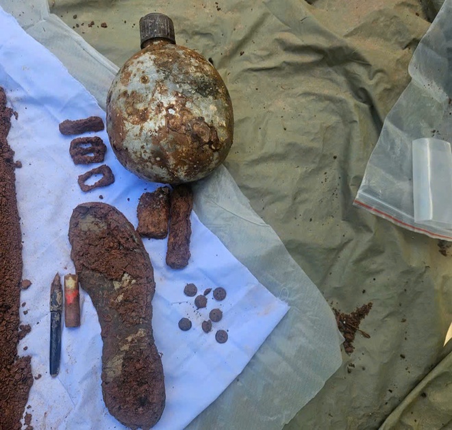 Phát hiện hài cốt liệt sĩ trong rừng tràm cùng di vật khắc tên- Ảnh 3.