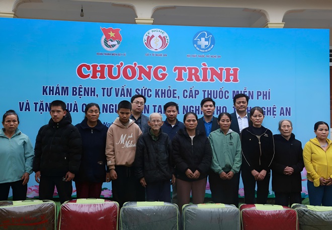 Y, bác sĩ Nghệ An khám bệnh, phát thuốc miễn phí cho bà con vùng khó khăn trước Tết- Ảnh 4.