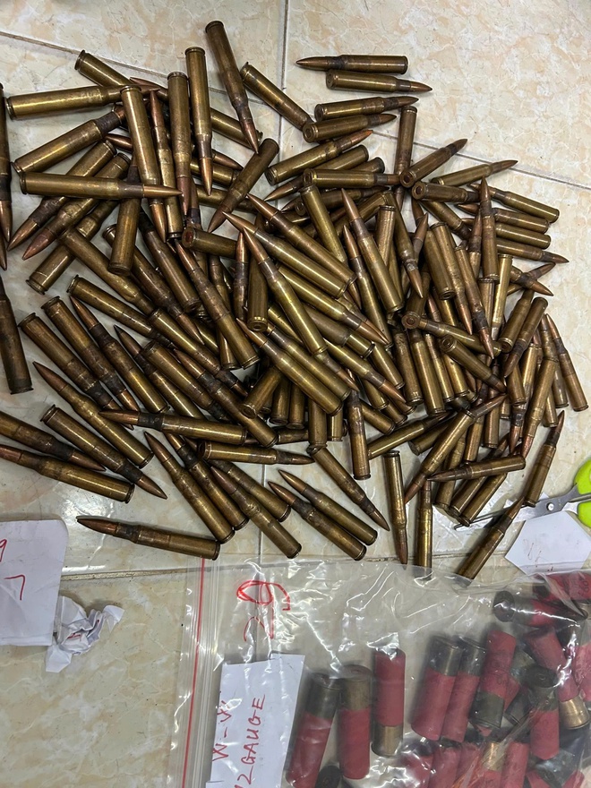 Khởi tố 13 bị can trong đường dây mua bán vũ khí quân dụng tại TPHCM- Ảnh 2.