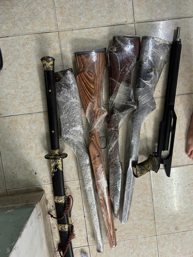 Khởi tố 13 bị can trong đường dây mua bán vũ khí quân dụng tại TPHCM- Ảnh 3.