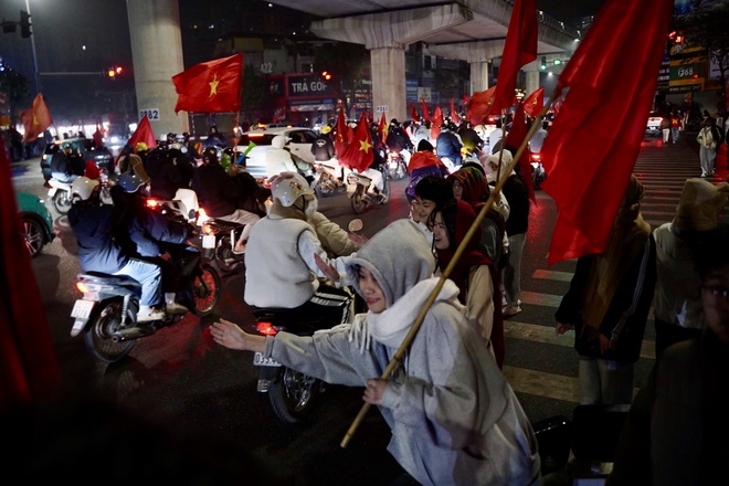 Hình ảnh người dân xuống đường mừng chiến thắng của U23 Việt Nam- Ảnh 9.