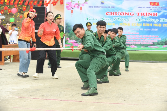 Báo Sức khỏe và Đời sống góp quà vui Xuân biên giới cùng đồng bào Mã Liềng- Ảnh 6. Báo Sức khỏe và Đời sống góp quà vui Xuân biên giới cùng đồng bào Mã Liềng- Ảnh 6.