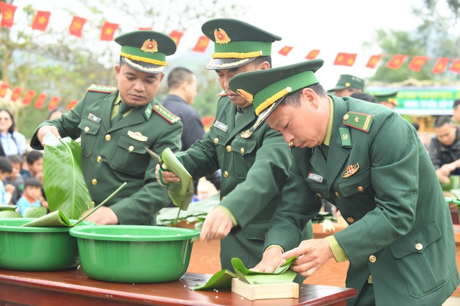 Báo Sức khỏe và Đời sống góp quà vui Xuân biên giới cùng đồng bào Mã Liềng- Ảnh 15. Báo Sức khỏe và Đời sống góp quà vui Xuân biên giới cùng đồng bào Mã Liềng- Ảnh 15.