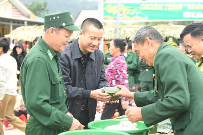 Báo Sức khỏe và Đời sống góp quà vui Xuân biên giới cùng đồng bào Mã Liềng- Ảnh 14. Báo Sức khỏe và Đời sống góp quà vui Xuân biên giới cùng đồng bào Mã Liềng- Ảnh 14.