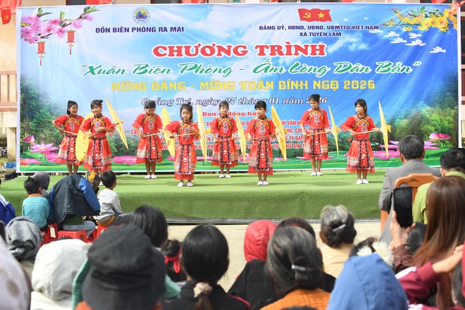 Báo Sức khỏe và Đời sống góp quà vui Xuân biên giới cùng đồng bào Mã Liềng- Ảnh 11. Báo Sức khỏe và Đời sống góp quà vui Xuân biên giới cùng đồng bào Mã Liềng- Ảnh 11.