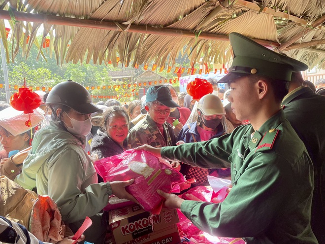 Báo Sức khỏe và Đời sống góp quà vui Xuân biên giới cùng đồng bào Mã Liềng- Ảnh 24. Báo Sức khỏe và Đời sống góp quà vui Xuân biên giới cùng đồng bào Mã Liềng- Ảnh 24.