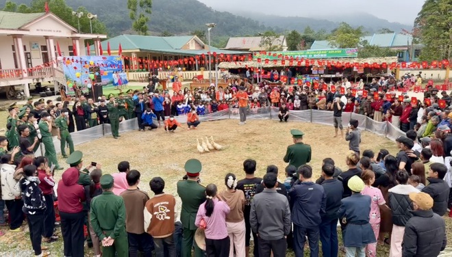 Báo Sức khỏe và Đời sống góp quà vui Xuân biên giới cùng đồng bào Mã Liềng- Ảnh 8. Báo Sức khỏe và Đời sống góp quà vui Xuân biên giới cùng đồng bào Mã Liềng- Ảnh 8.