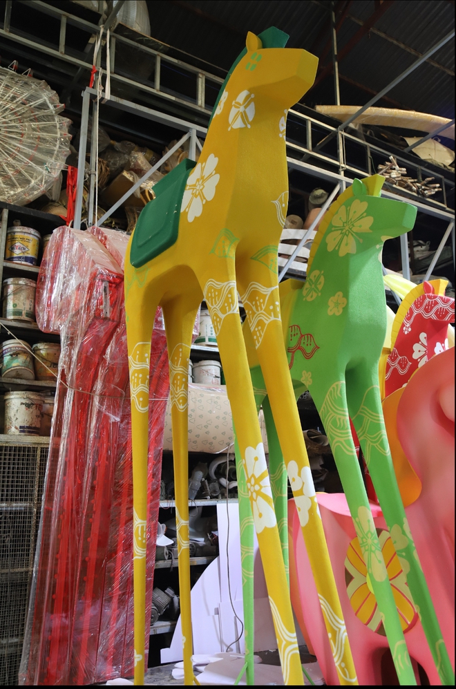 Thâu đêm chế tác linh vật ngựa khổng lồ biết cử động cho đường hoa Nguyễn Huệ 2026- Ảnh 5.