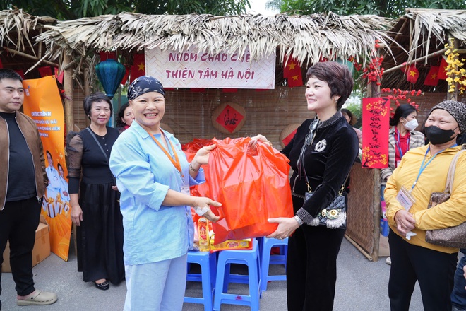 Người bệnh ở Bệnh viện K được 'tiếp sức' hơn 3.000 phần quà tại 'Hội chợ 0 đồng' - Ảnh 5.