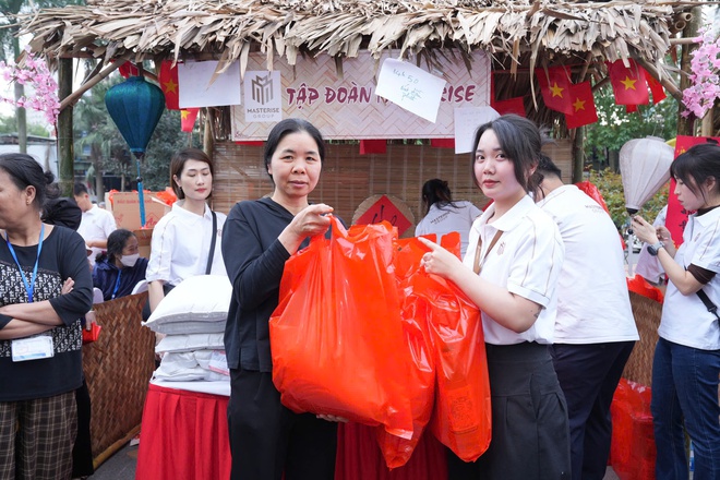 Người bệnh ở Bệnh viện K được 'tiếp sức' hơn 3.000 phần quà tại 'Hội chợ 0 đồng' - Ảnh 6.