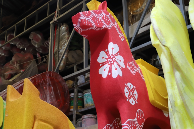 Thâu đêm chế tác linh vật ngựa khổng lồ biết cử động cho đường hoa Nguyễn Huệ 2026- Ảnh 6.