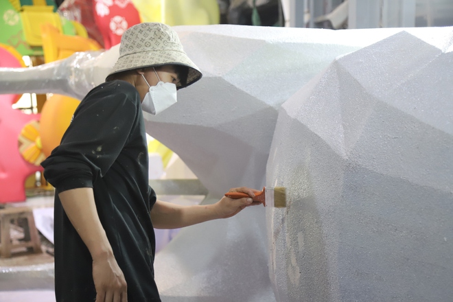 Thâu đêm chế tác linh vật ngựa khổng lồ biết cử động cho đường hoa Nguyễn Huệ 2026- Ảnh 19.