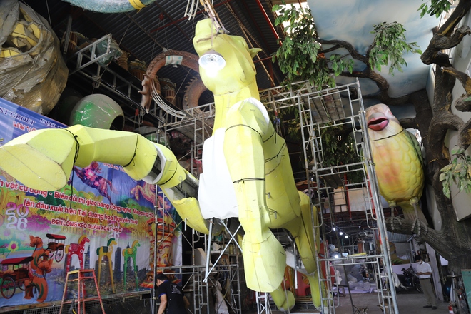 Thâu đêm chế tác linh vật ngựa khổng lồ biết cử động cho đường hoa Nguyễn Huệ 2026- Ảnh 2.