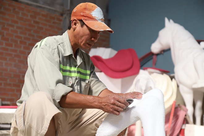 Thâu đêm chế tác linh vật ngựa khổng lồ biết cử động cho đường hoa Nguyễn Huệ 2026- Ảnh 20.