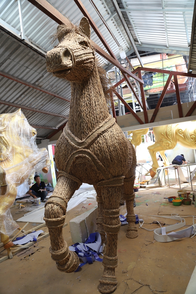 Thâu đêm chế tác linh vật ngựa khổng lồ biết cử động cho đường hoa Nguyễn Huệ 2026- Ảnh 16.