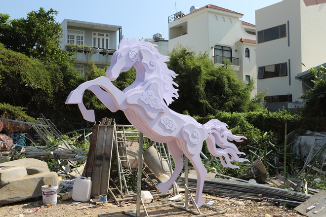 Thâu đêm chế tác linh vật ngựa khổng lồ biết cử động cho đường hoa Nguyễn Huệ 2026- Ảnh 24.