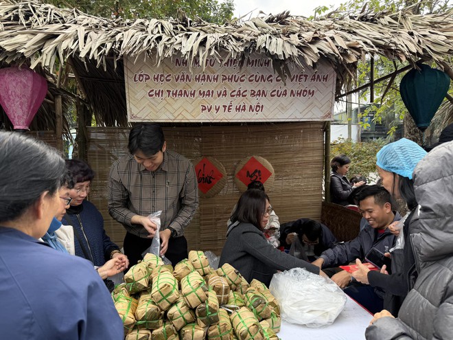 Người bệnh ở Bệnh viện K được 'tiếp sức' hơn 3.000 phần quà tại 'Hội chợ 0 đồng' - Ảnh 3.