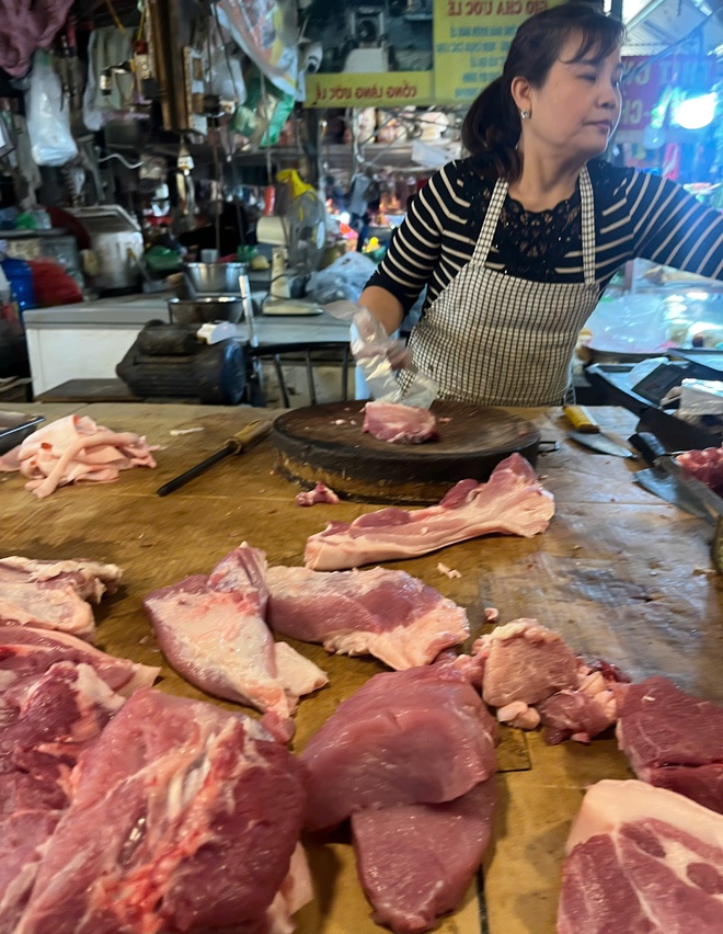 Hà Nội: Thịt lợn, trứng tăng giá trước Tết- Ảnh 2.