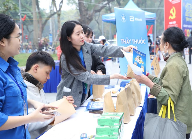 Hơn 1.000 người cao tuổi Thủ đô được tư vấn sức khoẻ miễn phí, hỗ trợ dinh dưỡng khoa học- Ảnh 10.