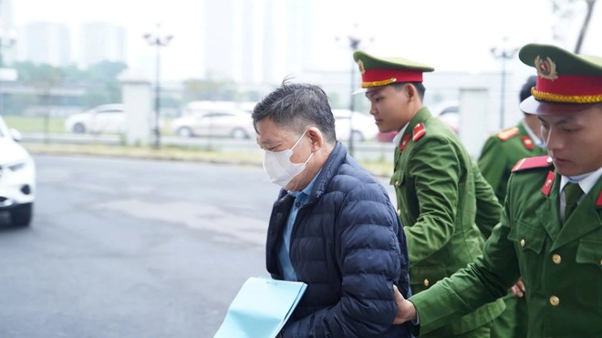 Cựu lãnh đạo Ban QLDA Đắk Lắk hầu tòa vì điều chỉnh tiêu chí chấm thầu cho doanh nghiệp- Ảnh 6.