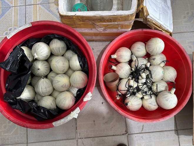 Ngụy trang hàng tiêu dùng, tuồn pháo nổ đi khắp nơi trước Tết- Ảnh 4.
