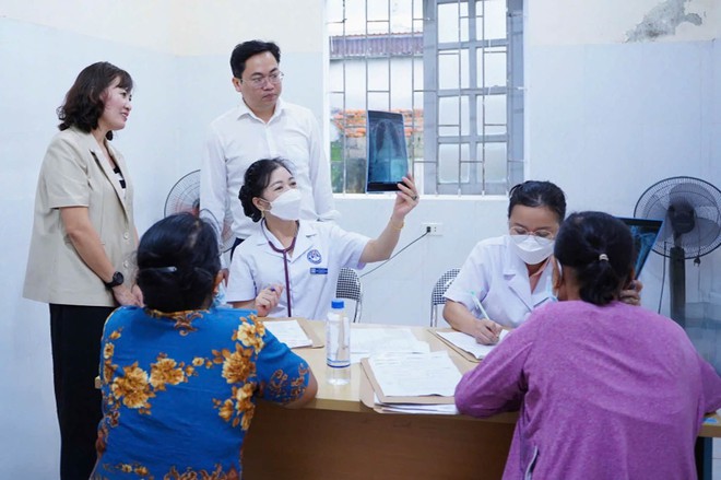 Nghệ An khám sàng lọc bệnh hô hấp miễn phí cho hơn 2.000 người cao tuổi
- Ảnh 3.