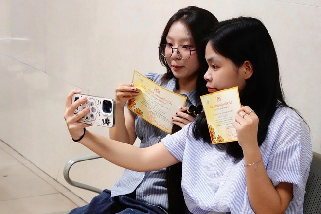 Trạm tóc ước mơ: Nối dài yêu thương, tiếp sức tới người bệnh ung thư - Ảnh 2.