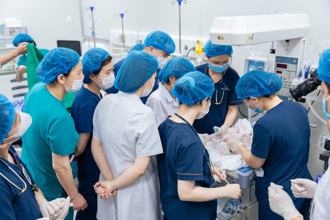 Hy hữu mang tam thai nhưng trẻ chào đời cách nhau 36 giờ- Ảnh 2.